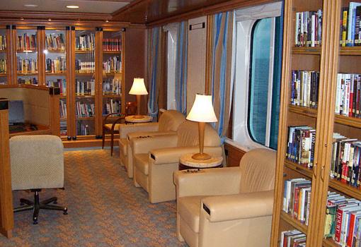 Biblioteca del Barco con libros en varios idiomas